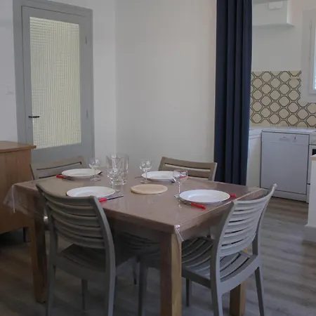 アパート - Rez-de-chaussee Droit - 90m De La *