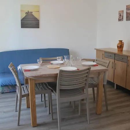 - Rez-de-chaussee Droit - 90m De La *