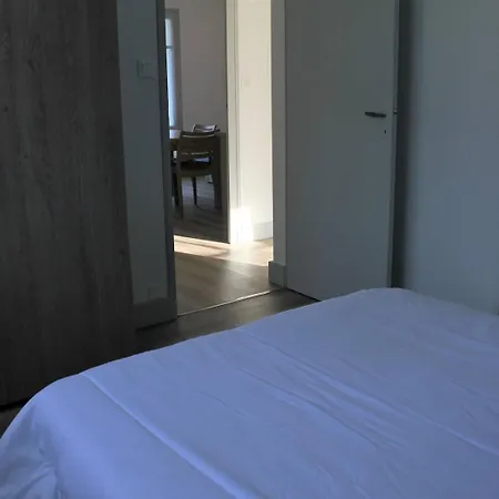 - Rez-de-chaussee Droit - 90m De La