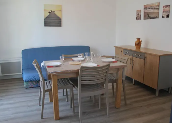 - Rez-de-chaussee Droit - 90m De La *