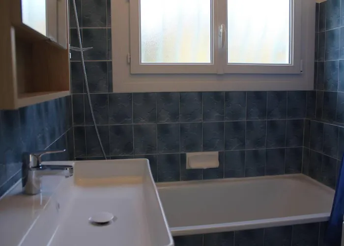 - Rez-de-chaussee Droit - 90m De La *